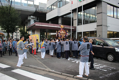 宵宮の大人神輿(本社エントランス前)