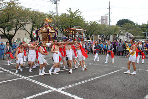 例祭の大人神輿(本社駐車場)