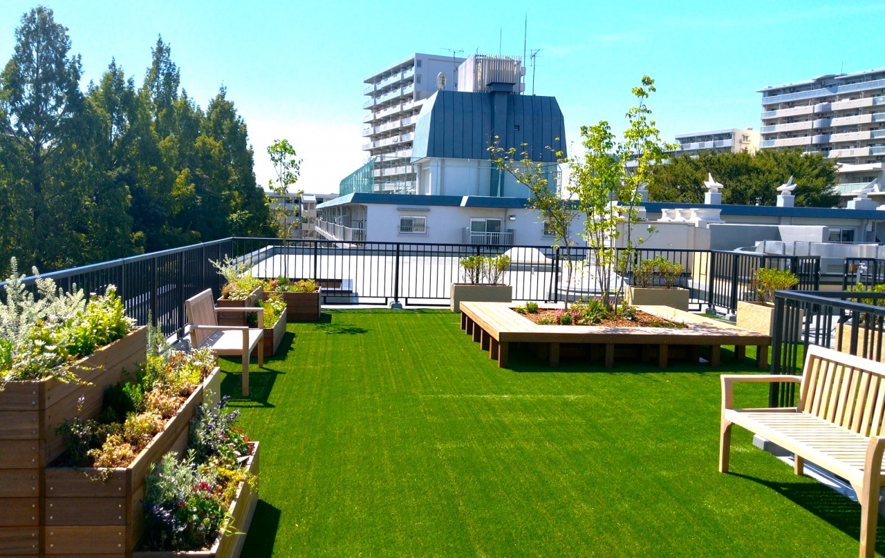 フローレンスケア芦花公園(世田谷区)で屋上をリフォーム、庭園が完成
